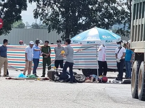 Huế: Va chạm giữa xe tải và xe máy, mẹ bầu cùng 2 con gái tử vong thương tâm