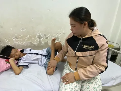 Nhiều học sinh nhập viện sau bữa ăn sáng trước cổng trường