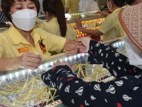 Giá vàng hôm nay 25-11: Tăng tiếp, USD chưa ngừng đà giảm