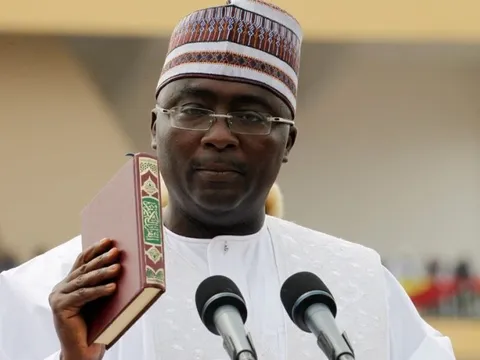 Quốc gia có đội tuyển vừa suýt cầm hòa Bồ Đào Nha lên kế hoạch mua dầu bằng vàng thay vì đô la Mỹ