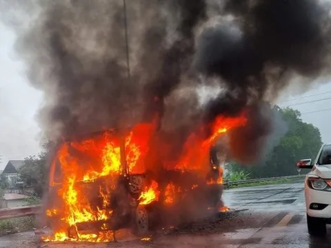 Xe khách bốc cháy dữ dội trên cao tốc Pháp Vân - Cầu Giẽ