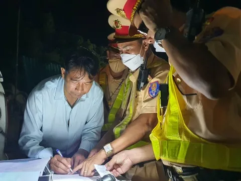 CLIP: Nhậu xỉn, không ký biên bản vì "còn tỉnh, còn về được"