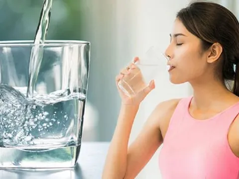 Những kiểu uống nước giúp "đánh bay" mỡ bụng