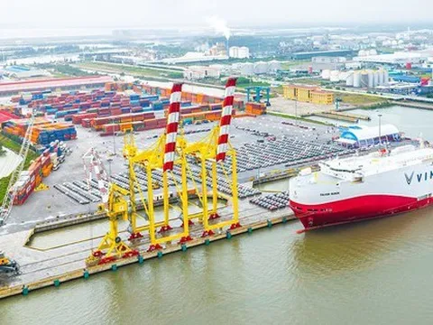 Bên trong con tàu khổng lồ dài 183m chở 'giấc mơ Mỹ' của ông Phạm Nhật Vượng