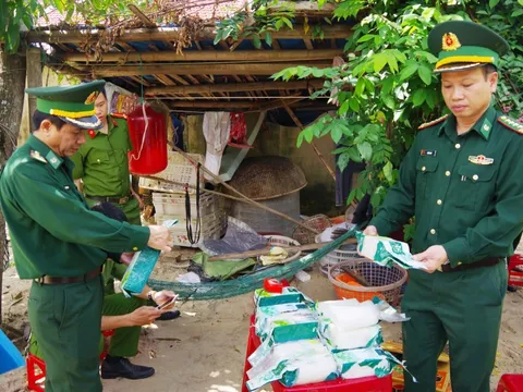 Bao tải trôi dạt vào biển Quảng Nam chứa 21 kg ma túy