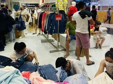 Hóa đơn tính tiền dài cả mét dịp Black Friday ở TP.HCM