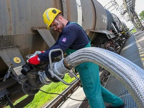 EU khó áp giá trần với dầu Nga