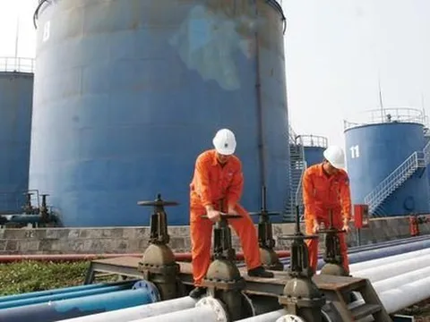 Nhập khẩu xăng dầu tăng vọt, người dân thoải mái nhiên liệu đi hết Tết