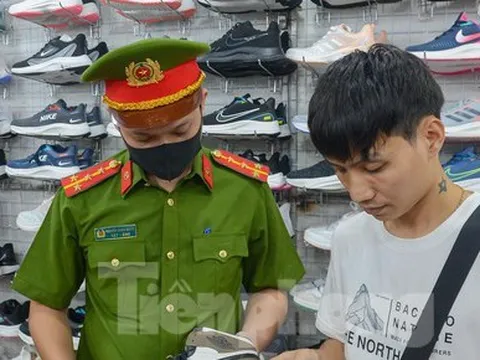 'Hàng hiệu 200k', giày Nike vài trăm nghìn đồng tại chợ đêm phố đi bộ Hà Nội