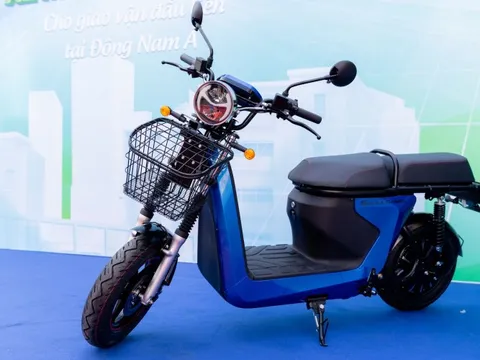 Startup xe điện ra mắt mẫu xe máy "bán tải" cho shipper: Lô đầu tiên bàn giao cho Lazada Logistics, người dùng không phải mua pin