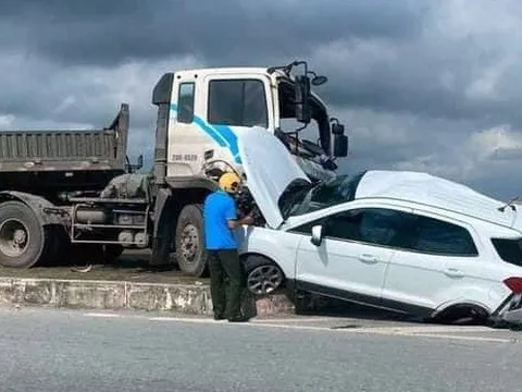 Đằng sau những bức ảnh TNGT: Tai nạn kinh hoàng khi Ford Ecosport đấu đầu xe tải