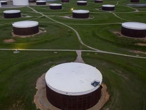 Tiếp tục sụt mạnh, giá dầu toàn cầu đã sụt 35% trong 6 tháng qua