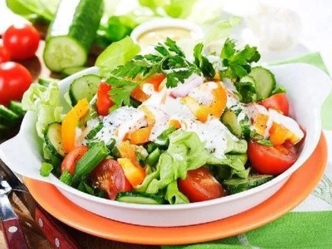 Cách làm salad để ăn ngon miệng mà không lo tăng cân