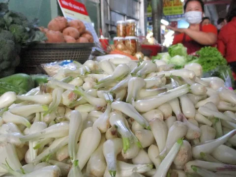 Người làm hàng Tết "méo mặt" với giá củ kiệu