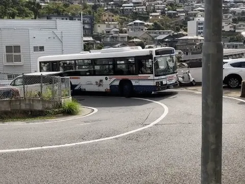 Tài xế xe buýt Nhật gây bất ngờ với khả năng vào cua hoàn hảo trên đường núi quanh co