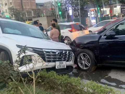 Đằng sau những bức ảnh TNGT: Vào cua không làm chủ tay lái, Hyundai Tucson đâm bẹp đầu Porsche Macan