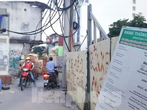 Người dân khổ sở đi lại qua 'ma trận' ga ngầm S12 đường sắt Nhổn - Ga Hà Nội