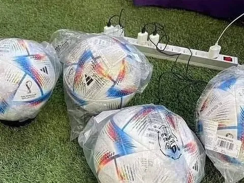 Ảnh trái bóng World Cup phải cắm sạc trước mỗi trận đấu gây bão mạng - thực hư ra sao?
