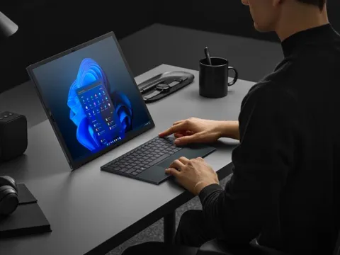 Đón đầu xu hướng "gập", Asus ra mắt Zenbook 17 Fold OLED (UX9702)