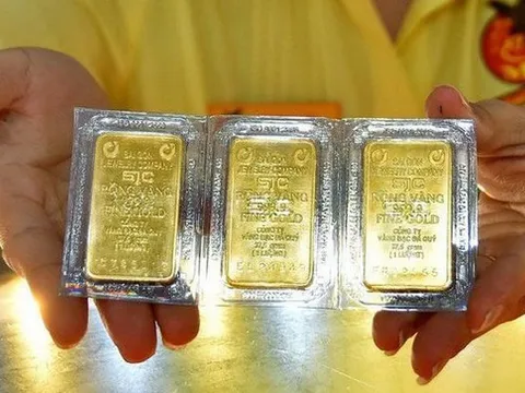 Giá vàng tiếp tục giảm mạnh