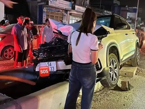 Clip TNGT: KIA Seltos đâm thẳng dải phân cách cứng, nát tung đầu xe