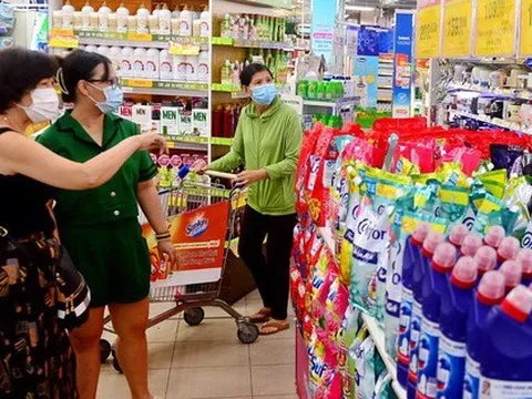 Nhiều siêu thị ồ ạt giảm giá kéo sức mua