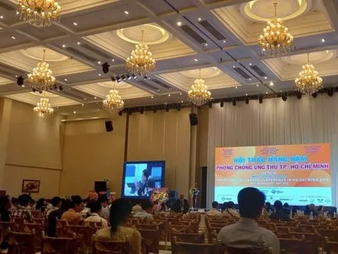 Người đàn ông ăn được bằng thực quản làm từ đại tràng