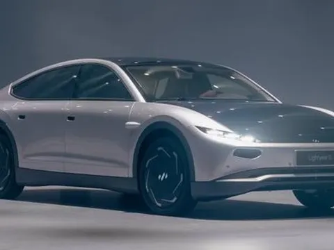 Ô tô năng lượng mặt trời đầu tiên trên thế giới được đưa vào sản xuất hàng loạt, có thể chạy tối đa 7 tháng không cần sạc