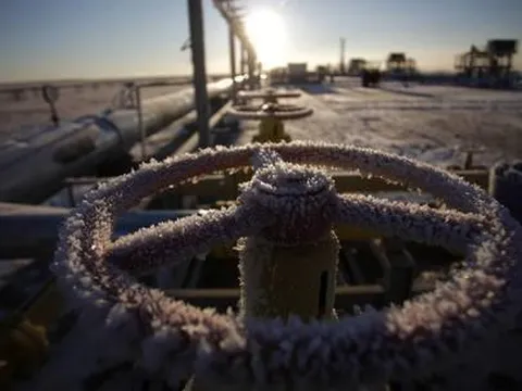 Liên minh châu Âu cân nhắc hạ mức giá trần dầu Nga