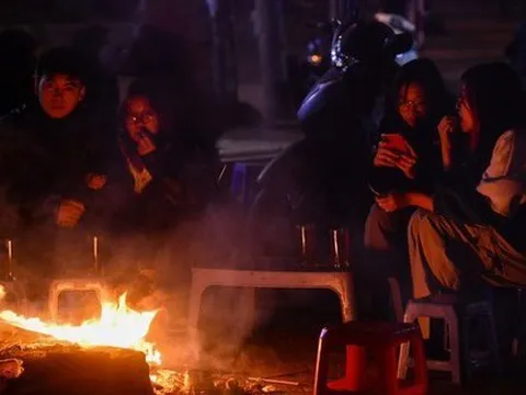 Người dân Hà Nội đốt lửa sưởi ấm trong đêm gió mùa