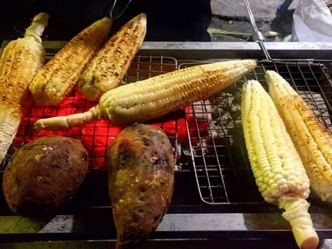 Rủ nhau đi ăn khoai nướng đón gió mùa tại Hồ Gươm, cô gái bất ngờ khi phải trả gần 600 nghìn cho 4 củ khoai, 3 bắp ngô và 10 quả trứng