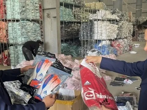 Hà Nội: Phát hiện kho chứa 30.000 bộ quần áo adidas, Nike giá 55.000 đồng/bộ