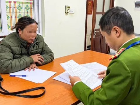 Người phụ nữ "chém đẹp" nhóm khách 80.000 đồng một củ khoai nướng ở hồ Gươm