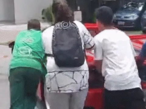 Siêu xe Ferrari đắt giá chết máy giữa đường, nhiều người xúm tay vào đẩy hộ