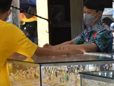 Giá vàng hôm nay 2-12: Tăng dữ dội, USD giảm giá kéo dài