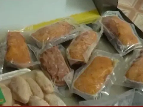 Phát hiện đầu nậu chuyên cung cấp thực phẩm đông lạnh "bẩn" cho quán ăn tại Hà Nội