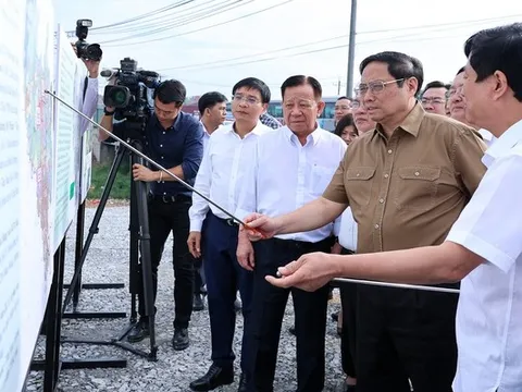 Chùm ảnh: Thủ tướng khảo sát một số dự án hạ tầng giao thông trọng điểm tại Bình Dương