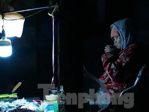 Lao động đường phố nhọc nhằn mưu sinh trong đêm rét sâu đầu đông ở Hà Nội