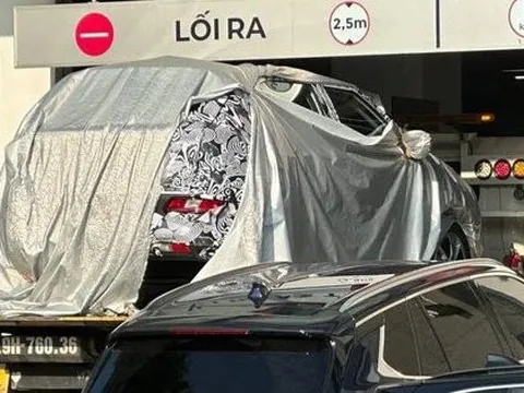 Bắt gặp xe lạ vào xưởng dịch vụ VinFast: Nguỵ trang kín mít, khả năng cao là VF 5