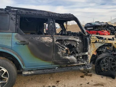 Mẫu SUV "siêu hot" của Ford bất ngờ bốc cháy sau một cú phanh gấp