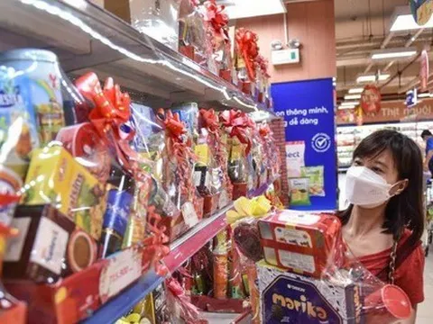 Hàng Tết rầm rộ lên kệ, khuyến mãi sớm vì sợ ế
