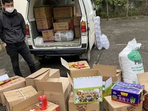 Hà Nội: Phát hiện xe tải chở số lượng lớn mứt, kẹo không rõ nguồn gốc