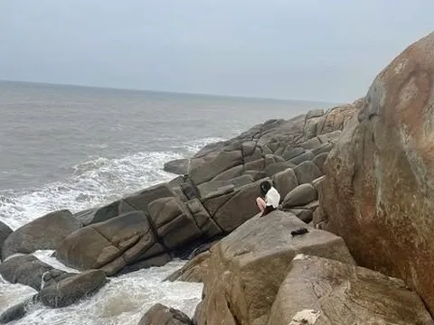 Thanh Hóa: Giải cứu một phụ nữ ngồi chênh vênh trên mỏm đá có ý định tự tử