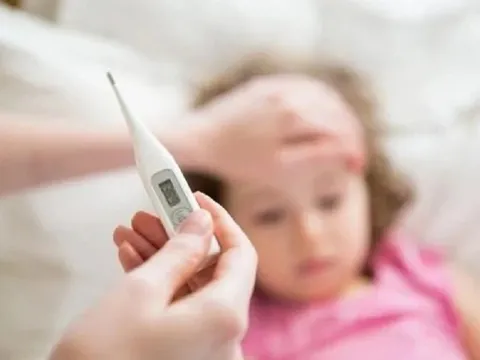 Bé 2 tuổi sốt cao liệt mềm toàn thân sau nhiễm Adenovirus