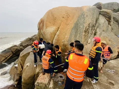 Người phụ nữ có biểu hiện không bình thường định nhảy xuống biển tự tử