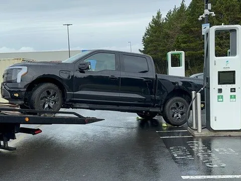 Cả pin và cây sạc phát nổ, chủ xe điện cay đắng không biết bao giờ mới sửa được xe