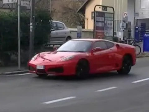 Chủ xe bị bắt vì độ Toyota thành Ferrari như thật