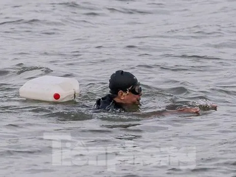 Hà Nội rét căm căm, nhiều người vẫn 'luyện công' tắm sông Hồng