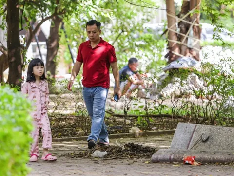 Vườn hoa 52 tỷ đồng ở Hà Nội xuống cấp trầm trọng, thành nơi đổ rác