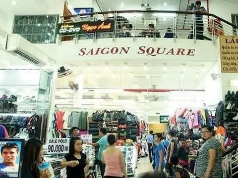 Hàng lậu, hàng giả 'đổ bộ' vào trung tâm thương mại